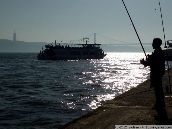 Lisboa: El Tajo
Pescadores en el Río Tajo en Lisboa
