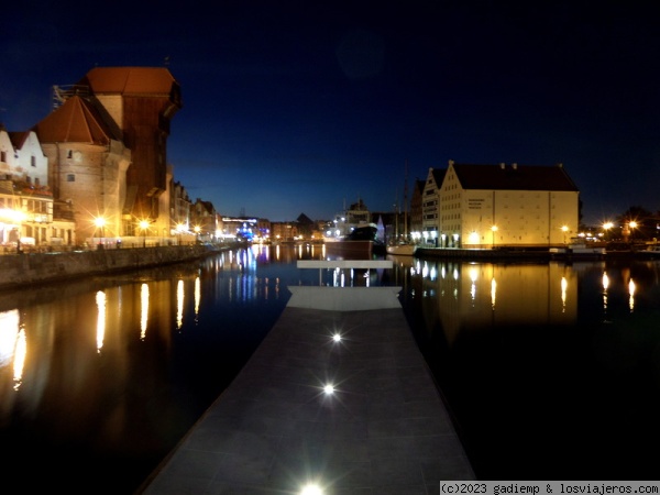 Gdansk: El Motława de noche
El río Motława a su paso por Gdansk de noche. A la izquierda la Vieja Grúa Medieval. A la derecha el Museo Marítimo.
