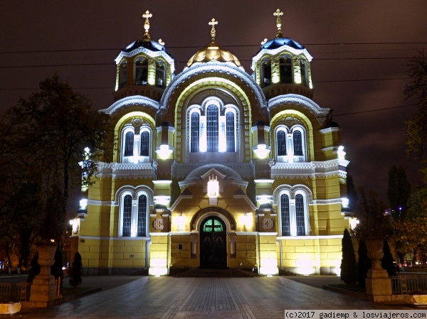 Kiev: Catedral de San Vladimir
Es la sede del Patriarcado de Kiev. Durante el período comunista fue utilizada como museo antirreligioso. Fue construída en el siglo XIX de estilo neobizantino. Está decorada con impresionantes frescos y mosaicos en su interior.
