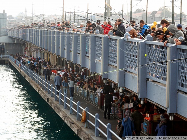 Estambul: Pescadores en Puente Galata
Pescadores, restaurantes y turistas en el Puente Galata de Estambul
