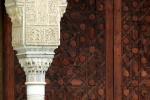 Un capitel y una puerta de la Alhambra