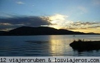 EL POBLADO DE LOS UROS
Poblado flotante de gentes supervivientes.
