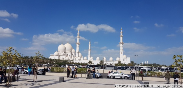 Vista de la mezquita Sheikh Zayed desde la parada de taxi y su entrada.
Vista de la mezquita Sheikh Zayed desde la parada de taxi y su entrada.
