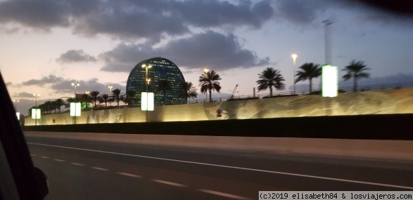 Edificio forma de moneda
este edificio lo vimos de vuelta de Ferrari Word dirección hotel Emirates.
