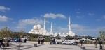 Vista de la mezquita Sheikh Zayed desde la parada de taxi y su entrada.