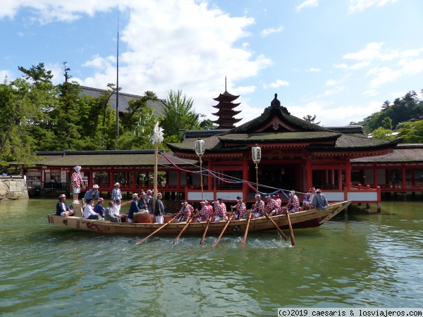 De paseo en barca
Celebración el Santuario de Itsukushima
