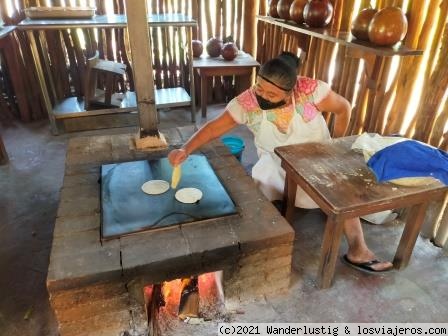 PREPARANDO TORTILLAS
Señora (con su cubrebocas) haciendo tortillas en el horno del Restaurante 