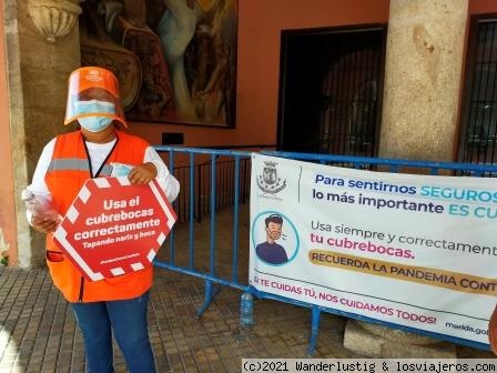 MAS MEDIDAS ANTI-COVID
Una controladora-informadora en una calle de Mérida.
