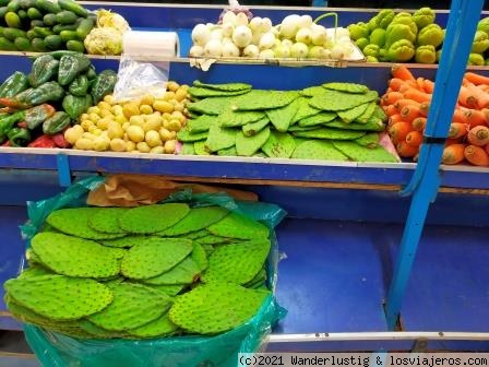 NOPALES EN UN MERCADO
Los nopales se utilizan mucho en la gastronomía mexicana.
