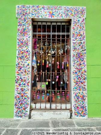 PUERTAS Y VENTANAS DECORADAS
En Puebla es común que muchas puertas y ventanas de comercios, estén profusamente decoradas, haciendo que las calles sean muy alegres.
