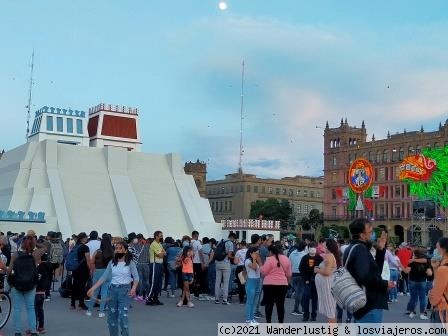 PIRAMIDE 200 AÑOS INDEPENDENCIA - ZOCALO - CDMX
Pirámide erigida por el gobierno para celebrar los 200 años de independencia de los españoles.
