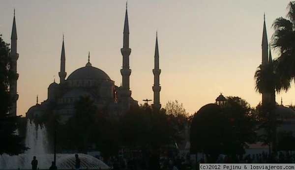 Mezquita azúl al atardecer
Foto de la mezquita azúl de Estambul al atardecer desde Sultanahmed park
