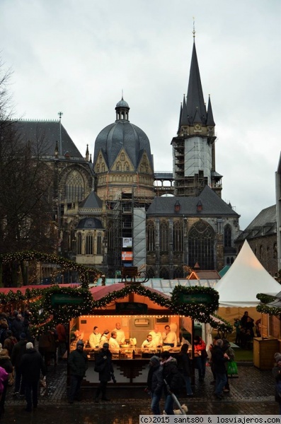 Mercado de navidad en Aachen (Aquisgrán).
Las navidades en Alemania no tienen comparación. Al fondo se puede ver la catedral de Aachen, primer monumento patrimonio de la humanidad en Alemania y el cuarto del mundo.
