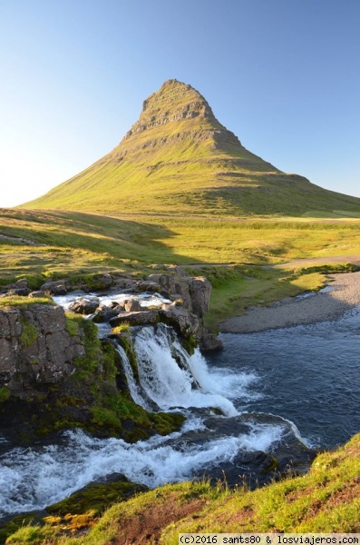 Kirkjufell y Kirkjufellsfoss
Una de las cascadas y montaña más fotogénicas de toda Islandia.
