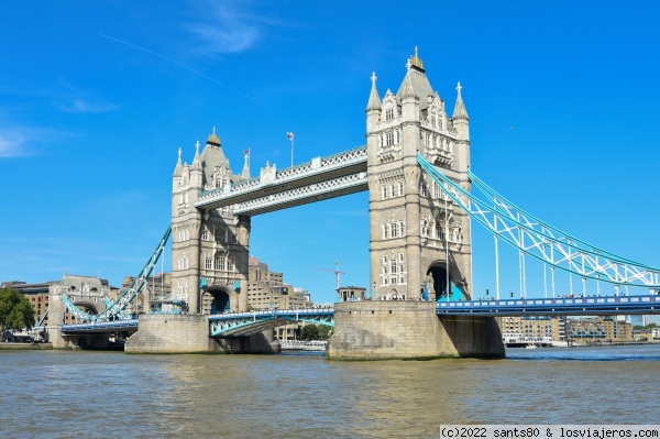 Puente de Londres
Cielo azul sobre uno de los puentes más icónicos del planeta.
