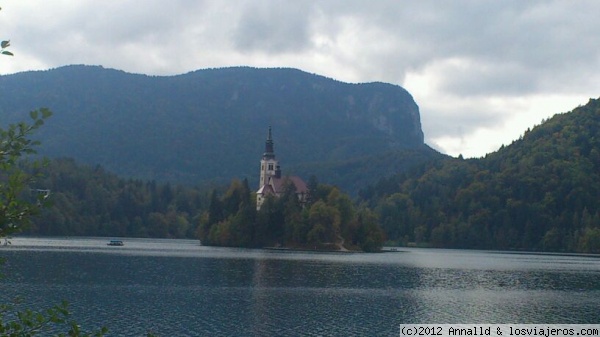 Lago de Bled, Eslovenia.
Isla del lago de Bled, con la iglesia de Santa Maria de la Asuncion. Alpes Julianos.
