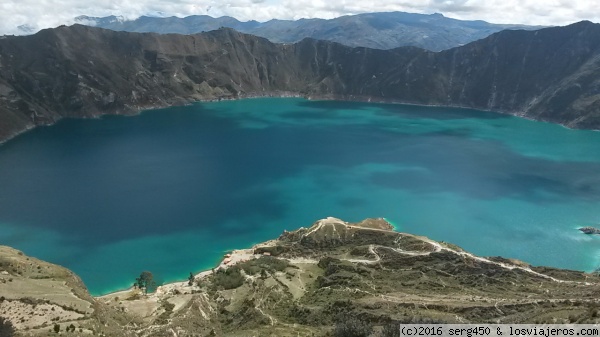 Laguna de Quilotoa
Es una lago de cráter con una profundidad de 250m se encuentra a unos 3500 msm rodeada de picos de lava de más de 3800 msm ,el color se debe a minerales disueltos, que va variando de acuerdo a la luz del sol.En la orilla se puede observar un tono verdoso cristalino.
