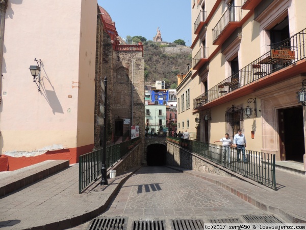 Guanajuato
Ciudad de Guanajuto, con una de sus tantas calles subterraneas, arriba el monumento El Pípila.
