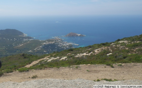 Cap Corse
Siguiendo la ruta de derecha a izquierda de Cap Corse (el dedo que señala amenazante a Francia) te encuentras paisajes preciosos en los que te sientes obligado a parar. Y ciertas calas en las que no puedes resistirte a un chapuzon (el calor ayuda a ello XD)
