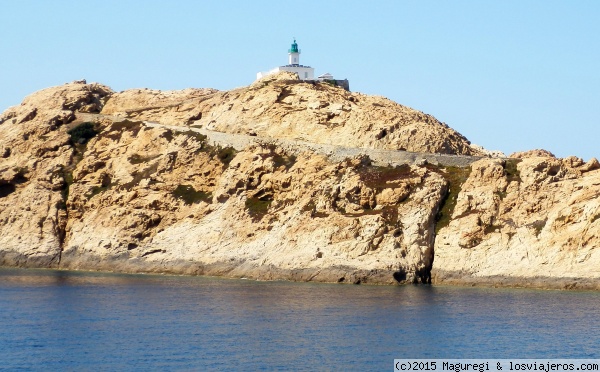 Ille Rosse
Estas islas tienen facil acceso desde el centro y se puede camirar sobre ellas. En contraste con los diferentes tonos del mar y el cielo hace un bonito paisaje. Merece la pena pasarse.
