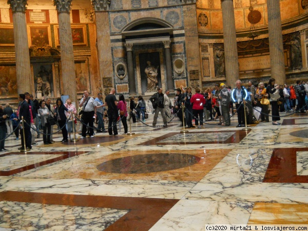 Panteon en Roma
Interior en un día de lluvia del piso del Panteon de Roma
