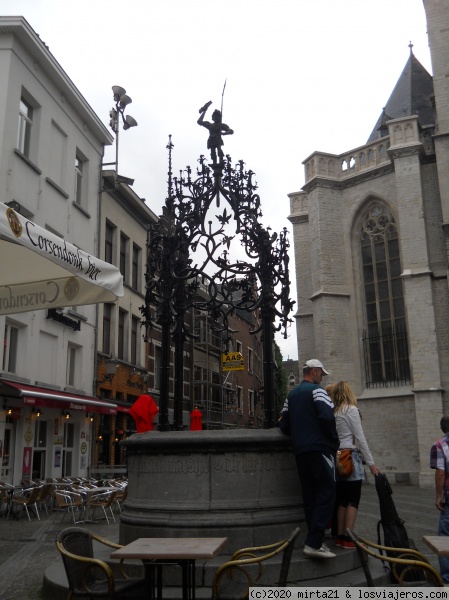 PLAZA DE LA CATEDRAL DE AMBERES
ALJIBE EN LA PLAZA DE LA CATEDRAL DE AMBERES EN BELGICA
