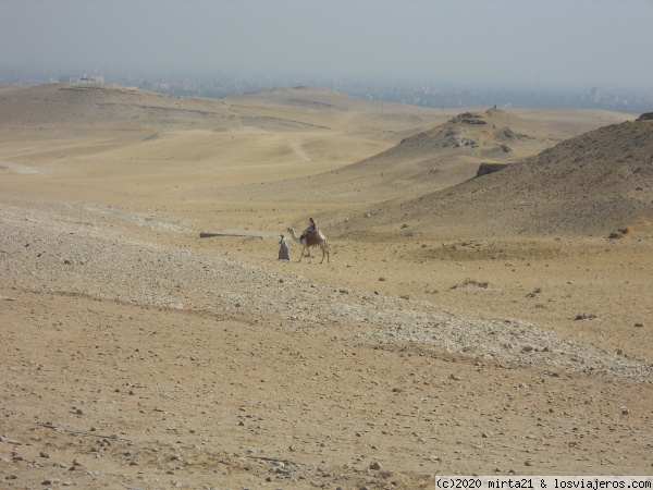 PASEO EN CAMELLO EN LAS PIRAMIDES DE GIZA EGIPTO
ASEO EN CAMELLO EN LAS PIRAMIDES DE GIZA EGIPTO
