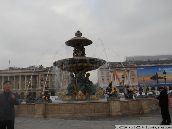 PLAZA DE LA CONCORDE DE PARIS
FUENTE DE LA PLAZA DE LA CONCORDE DE PARIS
