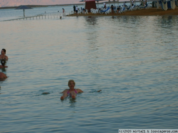 PLAYA DEL MAR MUERTO
FLOTANDO EN LAS AGUAS DEL MAR MUERTO
