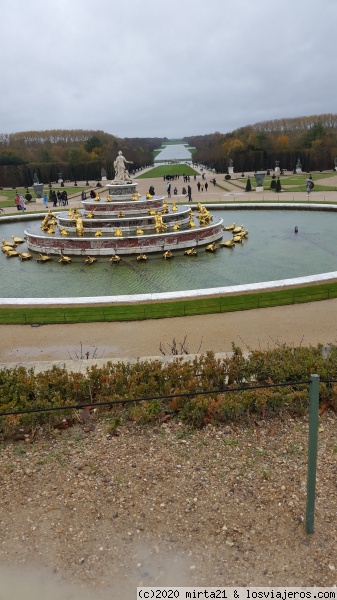 PALACIO  VERSALLES DE PARIS
FUENTE EN LOS JARDINES DEL PALACIO VERSALLES DE PARIS
