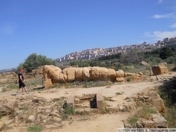 Agrigento VALLE DE LOS TEMPLOS RUINAS
Ruinas de los soportes de los templos en el Valle de los Templos en Agrigento en Sicilia
