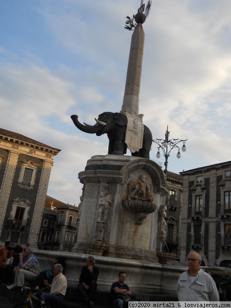 Catania en Sicilia
Monumento en la Plaza de la Catedral en Catania - Sicilia
