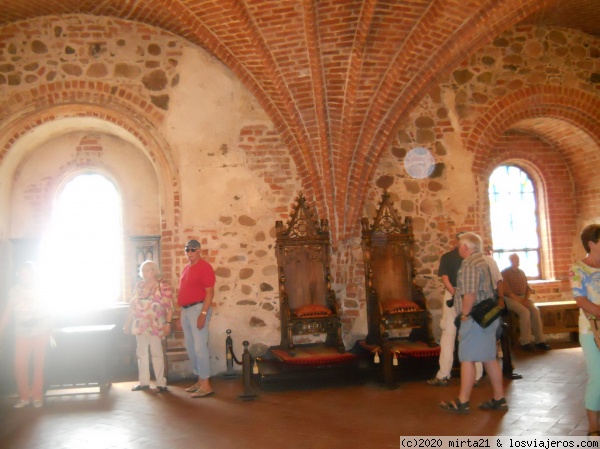 Castillo Trakai Sala del Trono
Sala del trono y ambos tronos expuestos en castillo de Trakai Lituania
