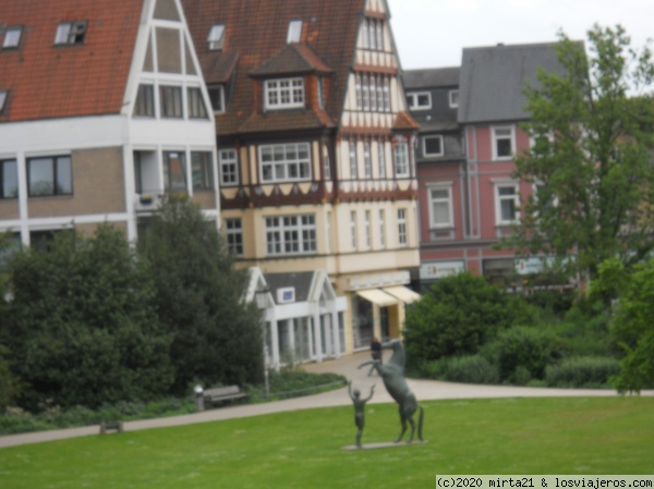 JARDINES CASTILLO DE CELLE
ESTATUA CALLEJERA EN LOS JARDINES DEL CASTILLO DE CELLE
