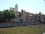 Vista desde un puente de las casas de colores sobre el rio en Girona