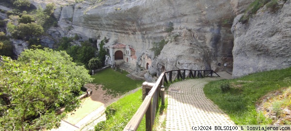 Acceso al recinto de Ojo Guareña.
Ojo Guareña.
