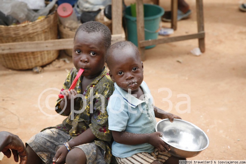 Viajar a  Togo: Playa Catedrales - Dos niños sentados despues de comer (Playa Catedrales)