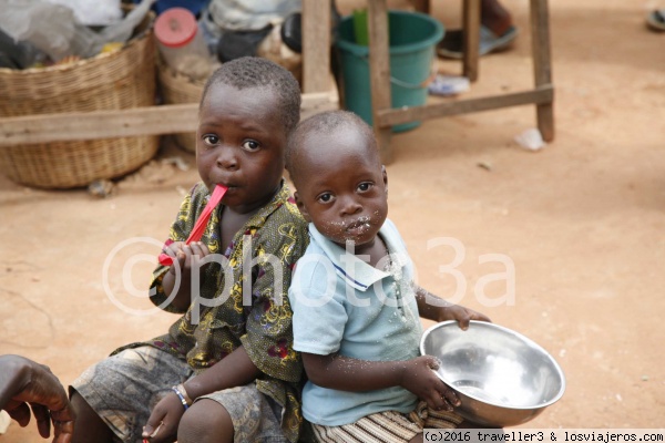 Dos niños sentados despues de comer
dos niños sentados depues de comer en Lome
