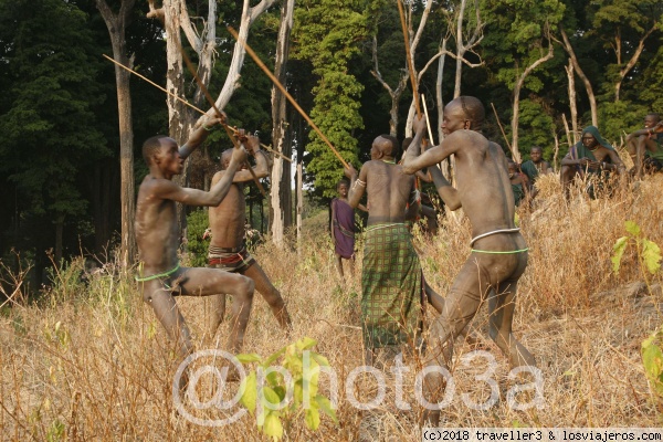 donga Kachipo
Lucha entre mienbros de la etnia kachipo en los montes boma
