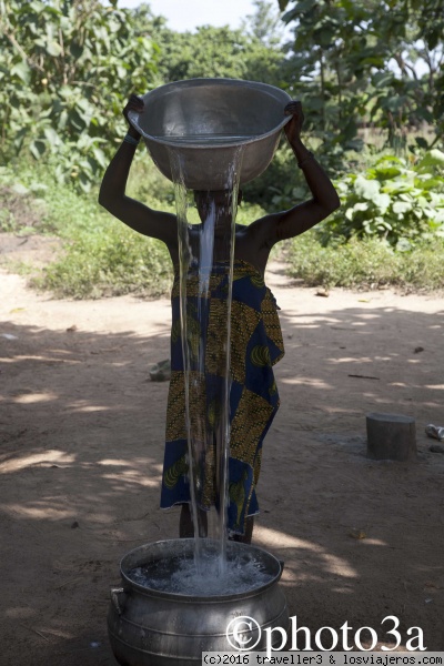 Vertiendo Agua
Mujer ertiendo agua en Poblado en Togo
