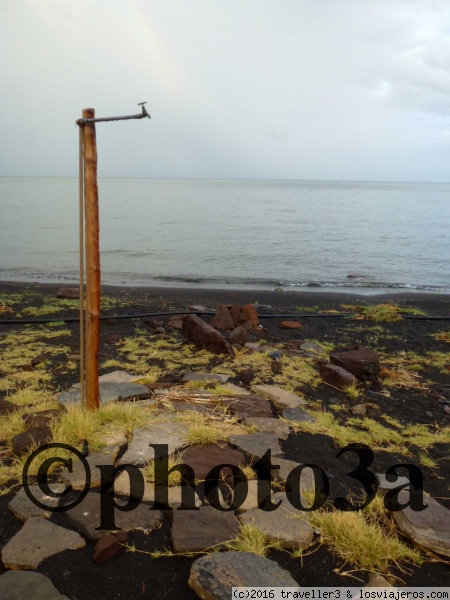 Ducha junto al lago Turkana
Ducha junto al lago Turkana al Norte de Etiopia en el desierto del Sibiloi
