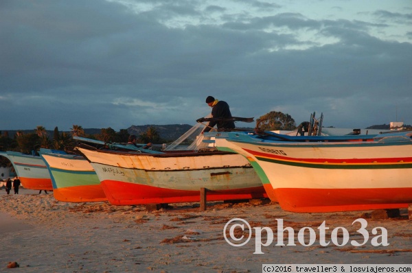 Pescadores en Hammamet
Pescadores recogiendo sus redes en Hammamet ( Tunez)
