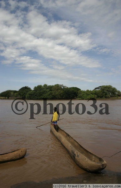 Barca en el Rio Oromo
Barca hecha de un tronco de arbol vaciado , para cruzar el rio Oromo
