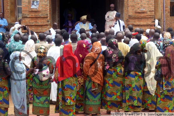 mujeres frente al Sultan de Foumbam
Mujeres realizando ofrendas frente al sultan de Foumbam
