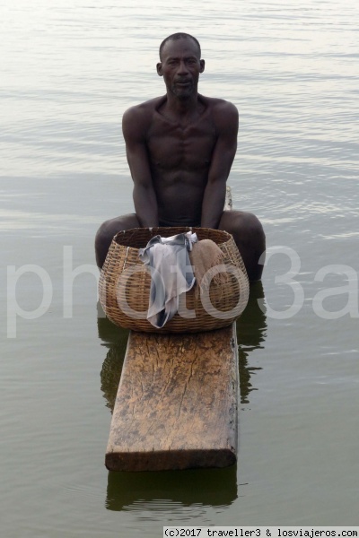 pescador ashanti
pescador ashanti en el lago busomtwe. Este lago es sagrado ara los ashanti y solo se permite la pesca si se realiza sobre tablones de madera.
