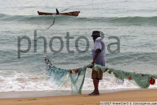 pescador con red
pescador con red en la playa de Keta
