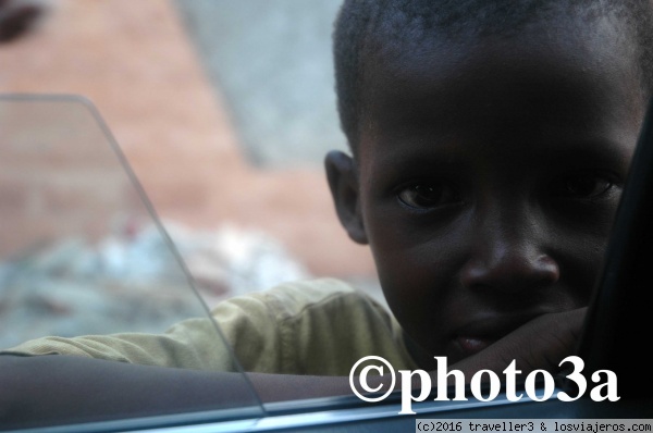 En la ventanilla ...
Niño en la ventanilla del coche en un barrio de Dakar
