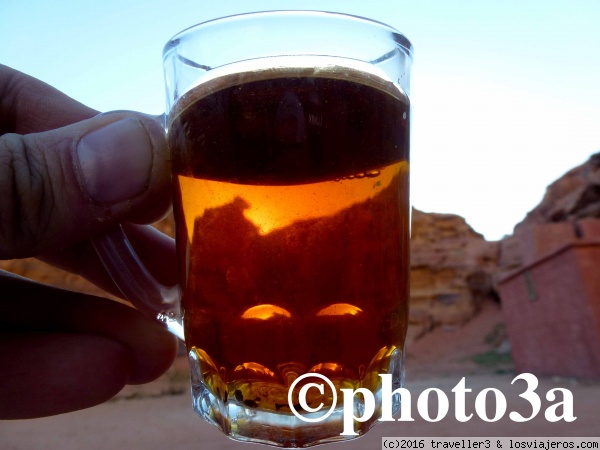 Puesta de sol en wadi rum Jordania
Puesta de sol a través de un Te beduino en el Desierto del wadi Rum en Jordania
