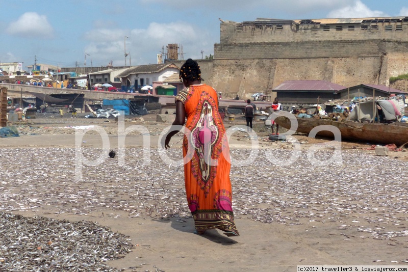 Viajar a  Ghana: Accra - secando pescado en saint James (Accra)