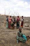 Mujeres samburu construyendo una Banda- Lago Turkana